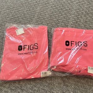 Matching Neon pink scrub set never worn!